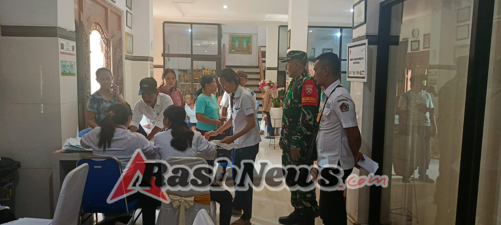 Selalu Hadir Demi Kesejahteraan Warga, Babinsa Paksebali Monitoring Pembagian  Buku Tabungan Dan Kartu ATM Bagi Penerima PKH