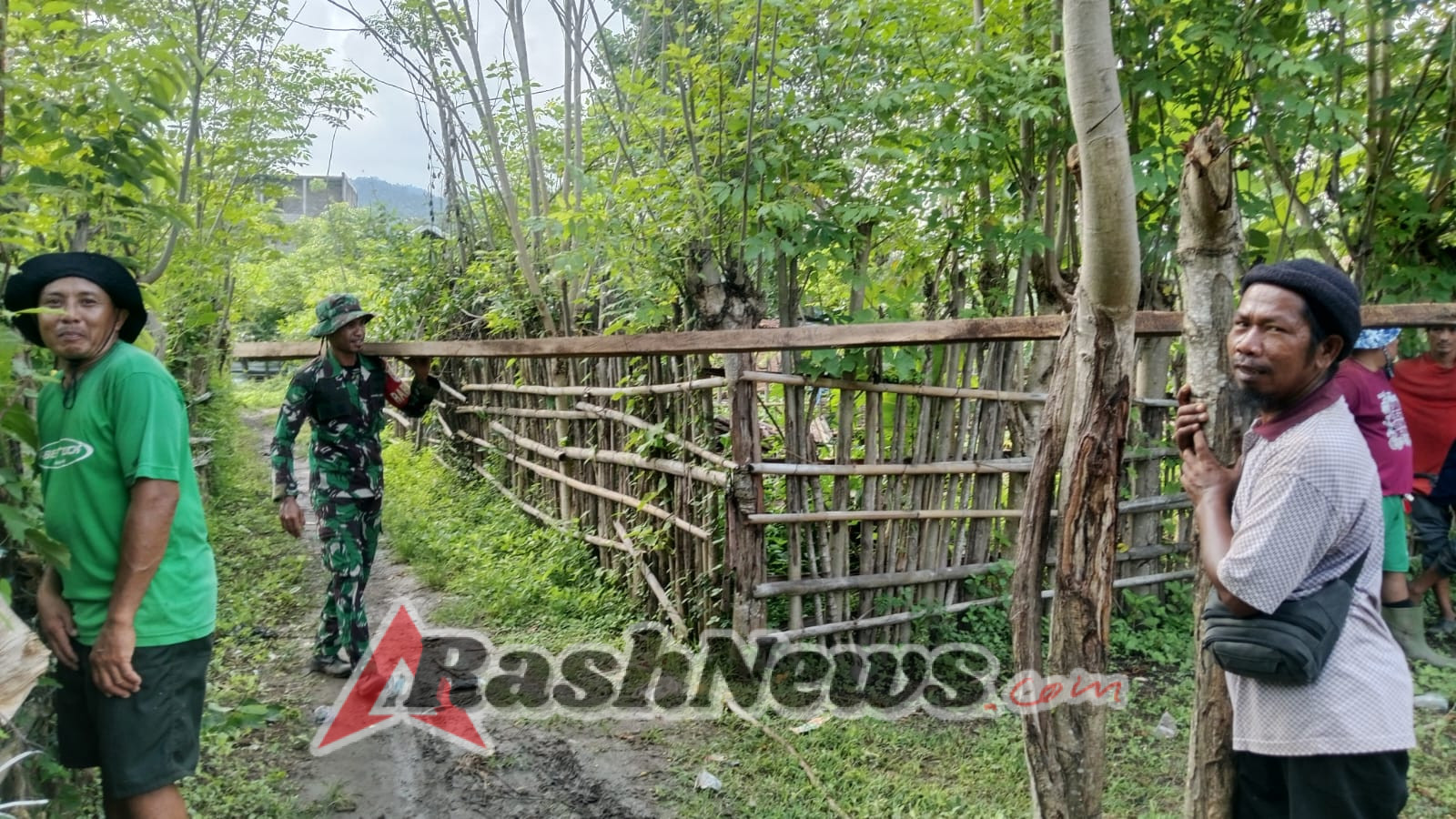Babinsa Labuhan Alas Gotong Royong Bersama Warga Angkut Kayu untuk Pembangunan Mushola
