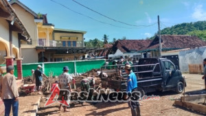 Semangat Kebersamaan, Babinsa dan Masyarakat Tongo Gali Pondasi Menara Masjid Nurul Yakin