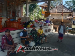 Babinsa Desa Kerta Ajak Warga Jaga Keamanan saat Upacara Adat di Pura Subak Telaga Genten