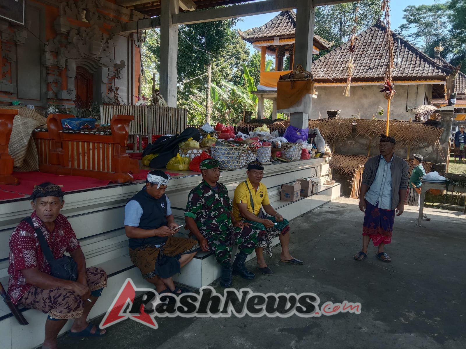 Babinsa Desa Kerta Ajak Warga Jaga Keamanan saat Upacara Adat di Pura Subak Telaga Genten