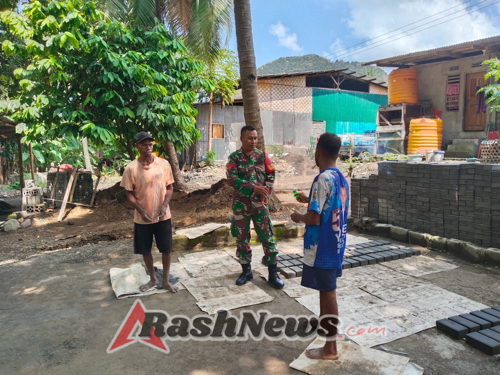Kehadiran Babinsa Kodim 1602/Ende di Tengah Masyarakat Dongkrak Antusiasme Warga dalam Menjaga Keamanan