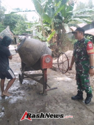 Sinergi TNI dan Rakyat, Babinsa Kodim 1603/Sikka Gotong Royong Perbaiki Jalan di Magepanda