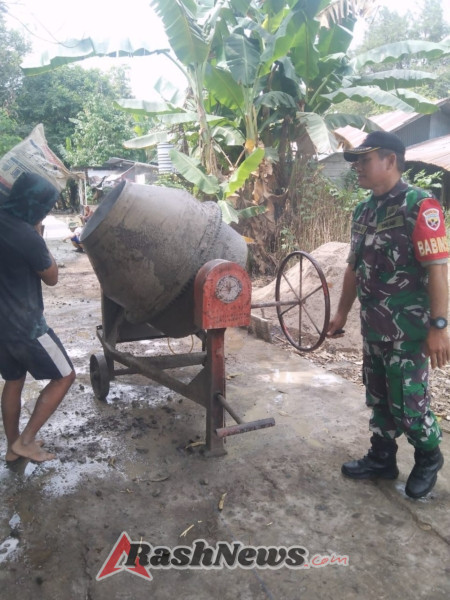 Sinergi TNI dan Rakyat, Babinsa Kodim 1603/Sikka Gotong Royong Perbaiki Jalan di Magepanda