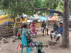 Upaya Peningkatan Kondusifitas Wilayah, Babinsa Komsos Dengan Tokoh Masyarakat