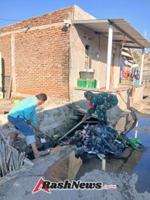 Bersama Pemdes dan AGR, Babinsa Poto Tano Pimpin Pembersihan Saluran Tersumbat