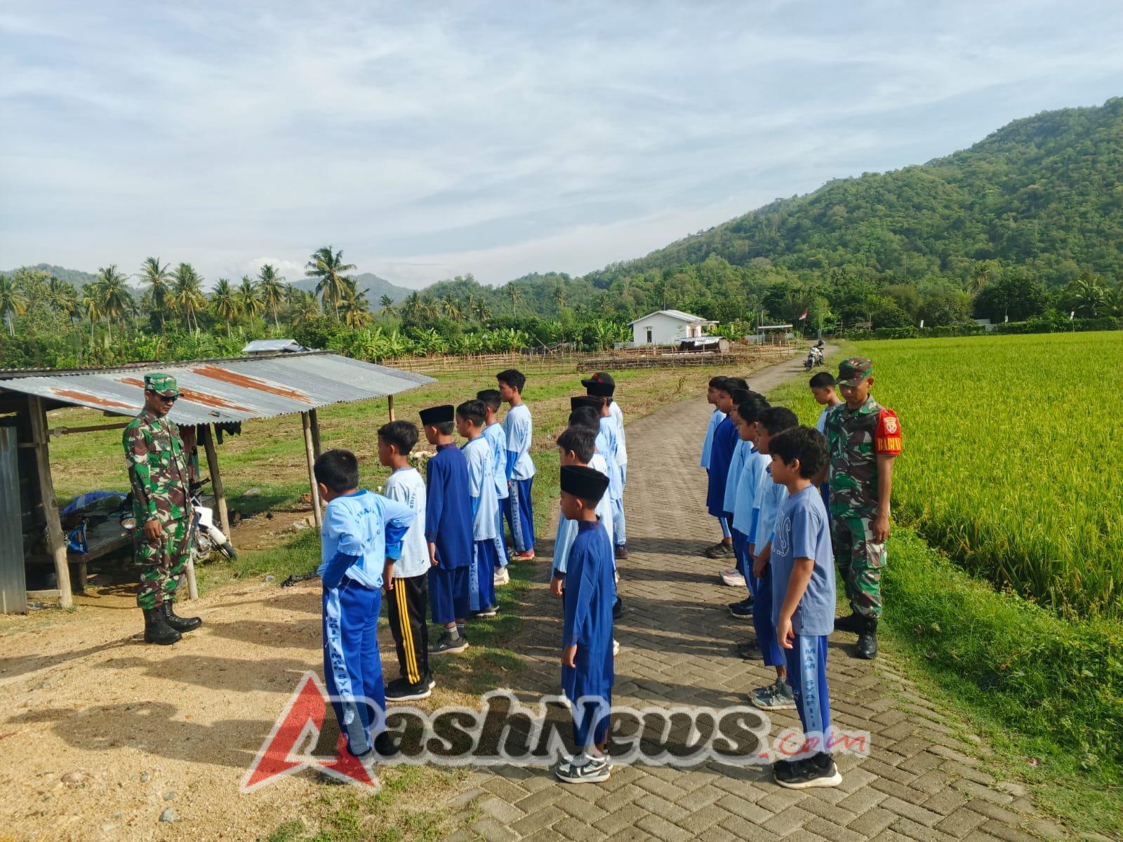 Anak SD IT Imam Safi’i Antusias Ikuti Latihan Baris-Berbaris Bersama Babinsa