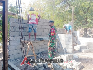 Babinsa Koramil 1618-03/Insana Utara Bantu Warga Binaan Bangun Rumah di Desa Bakitolas