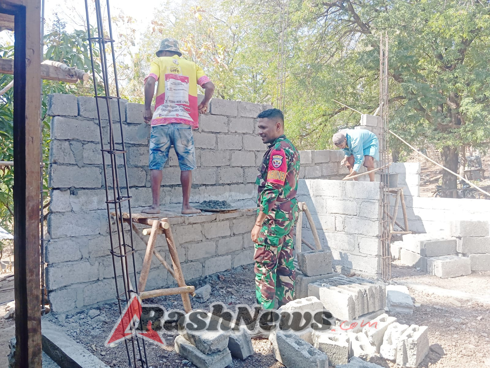 Babinsa Koramil 1618-03/Insana Utara Bantu Warga Binaan Bangun Rumah di Desa Bakitolas