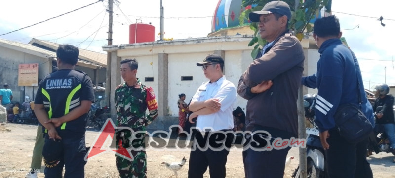 Upaya Cegah Abrasi, Babinsa Bintaro Dampingi Pemasangan Batu Pelindung