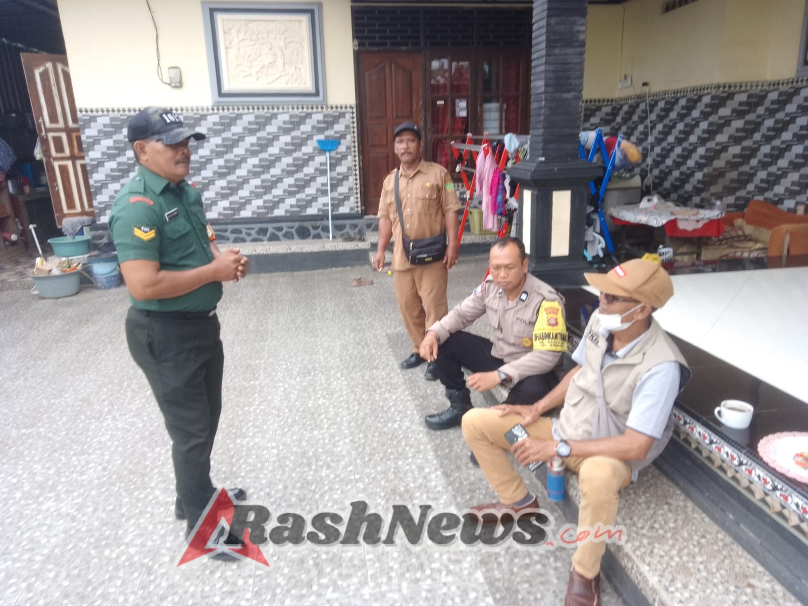 Sinergi Babinsa dan Bhabinkamtibmas Jaga Kesehatan Hewan, Antisipasi Rabies di Kelurahan Dauhwaru