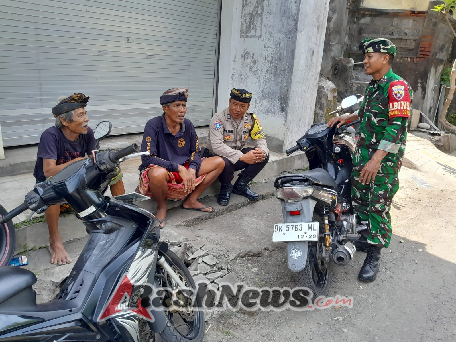 Babinsa Negari Kawal Pengabenan Toga, Tegaskan Komitmen TNI Ada Bersama Rakyat