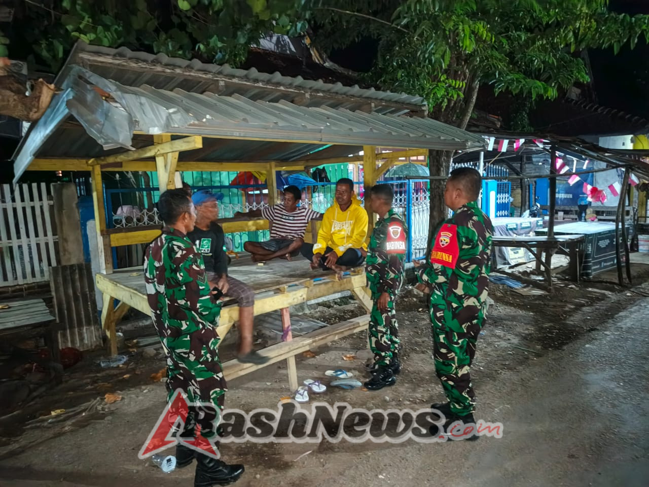 Babinsa Serka Muslim Himbau Warga Kelurahan Kodo Hindari Miras dan Narkoba Selama Siskamling