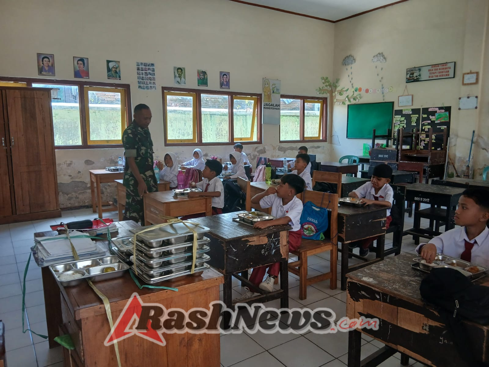 Babinsa Koramil 1628-01/Taliwang Kawal Distribusi Makanan Bergizi untuk Siswa SDN 7 Taliwang