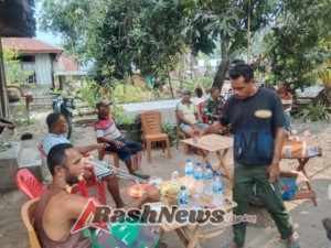 Detukeli, Ende – Dalam rangka menjaga situasi keamanan dan ketertiban masyarakat (Kamtibmas) di wilayah binaan, Babinsa Koramil 1602-04/Maurole, Sertu Celementino P. Dasilva, melaksanakan kegiatan Monitoring, Pengamanan Wilayah (Pamwil) serta Komunikasi Sosial (Komsos) bersama masyarakat di Desa Detumbewa, Kecamatan Detukeli, Kabupaten Ende, pada Kamis (30/10/2025).  Kegiatan yang dimulai pukul 08.35 WITA tersebut berlangsung dengan tertib dan aman. Dalam kesempatan itu, Babinsa berinteraksi langsung dengan masyarakat untuk memantau kondisi keamanan wilayah sekaligus memberikan imbauan agar warga senantiasa menjaga Kamtibmas serta meningkatkan kewaspadaan dalam aktivitas sehari-hari.  Sertu Celementino menyampaikan bahwa kegiatan Komsos merupakan bagian dari tugas pokok aparat kewilayahan TNI AD untuk mempererat hubungan silaturahmi antara TNI dan masyarakat.  “Melalui kegiatan seperti ini, kami ingin selalu hadir di tengah masyarakat untuk mendengar aspirasi, memantau situasi, dan bersama-sama menjaga keamanan wilayah,” ujar Sertu Celementino.  Masyarakat Desa Detumbewa menyambut positif kegiatan yang dilaksanakan Babinsa tersebut. Mereka menyatakan merasa terbantu dan lebih tenang dengan adanya kehadiran aparat TNI di wilayah mereka.  Kegiatan Pamwil dan Komsos ini merupakan bagian dari upaya Kodim 1602/Ende melalui jajaran Koramil untuk terus memperkuat kemanunggalan TNI dengan rakyat serta mewujudkan lingkungan yang aman, tertib, dan kondusif di wilayah Kabupaten Ende.  (Pendim 1602/Ende)