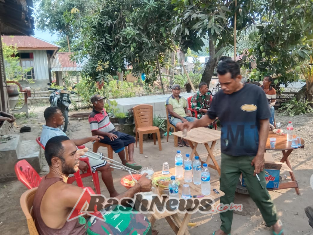Detukeli, Ende – Dalam rangka menjaga situasi keamanan dan ketertiban masyarakat (Kamtibmas) di wilayah binaan, Babinsa Koramil 1602-04/Maurole, Sertu Celementino P. Dasilva, melaksanakan kegiatan Monitoring, Pengamanan Wilayah (Pamwil) serta Komunikasi Sosial (Komsos) bersama masyarakat di Desa Detumbewa, Kecamatan Detukeli, Kabupaten Ende, pada Kamis (30/10/2025).  Kegiatan yang dimulai pukul 08.35 WITA tersebut berlangsung dengan tertib dan aman. Dalam kesempatan itu, Babinsa berinteraksi langsung dengan masyarakat untuk memantau kondisi keamanan wilayah sekaligus memberikan imbauan agar warga senantiasa menjaga Kamtibmas serta meningkatkan kewaspadaan dalam aktivitas sehari-hari.  Sertu Celementino menyampaikan bahwa kegiatan Komsos merupakan bagian dari tugas pokok aparat kewilayahan TNI AD untuk mempererat hubungan silaturahmi antara TNI dan masyarakat.  “Melalui kegiatan seperti ini, kami ingin selalu hadir di tengah masyarakat untuk mendengar aspirasi, memantau situasi, dan bersama-sama menjaga keamanan wilayah,” ujar Sertu Celementino.  Masyarakat Desa Detumbewa menyambut positif kegiatan yang dilaksanakan Babinsa tersebut. Mereka menyatakan merasa terbantu dan lebih tenang dengan adanya kehadiran aparat TNI di wilayah mereka.  Kegiatan Pamwil dan Komsos ini merupakan bagian dari upaya Kodim 1602/Ende melalui jajaran Koramil untuk terus memperkuat kemanunggalan TNI dengan rakyat serta mewujudkan lingkungan yang aman, tertib, dan kondusif di wilayah Kabupaten Ende.  (Pendim 1602/Ende)