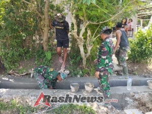 Satgas TMMD ke-126 Kodim 1612/Manggarai dan Warga Beamese Gotong Royong Plester Irigasi dan Bangun Tugu Desa