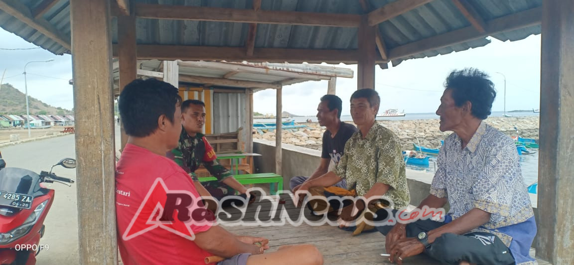 Komsos dan Monitoring, Cara Babinsa Desa Poto Tano Jaga Kedekatan dengan Rakyat