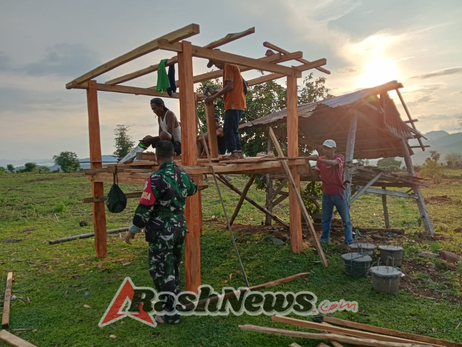TNI dan Warga Desa Daha Kompak Bangun Pondok Lewat Gotong Royong