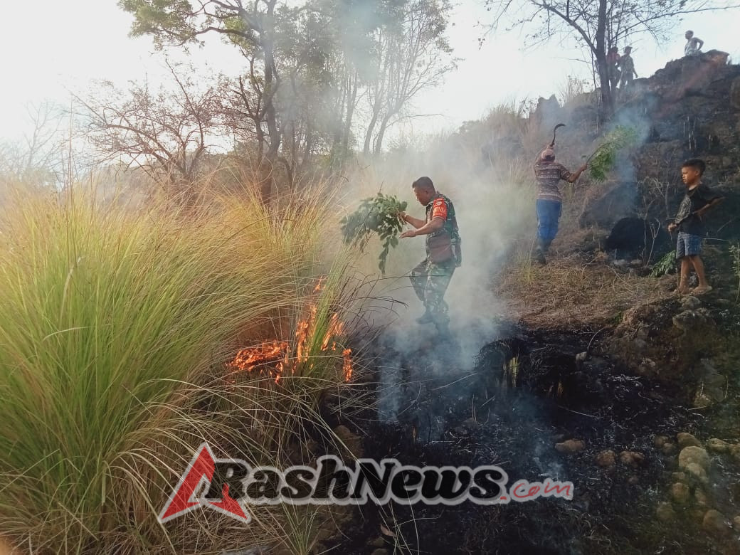 Babinsa Koramil 1623-02/Abang bergerak cepat padamkan api kebakaran lahan.