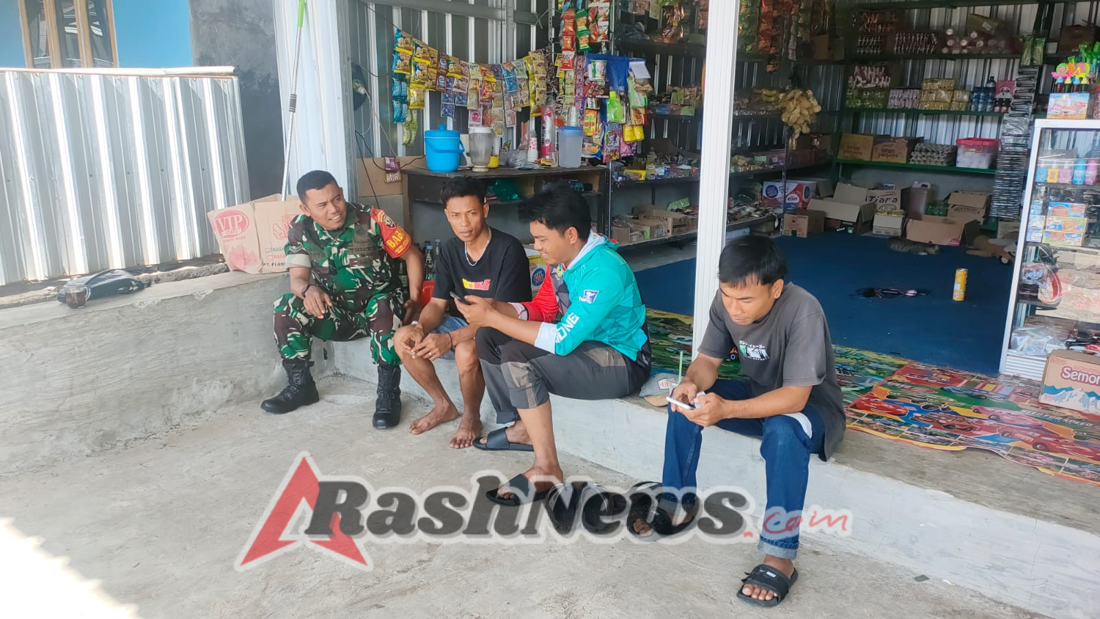 Serda Hendry Jalankan Tugas Komsos di Desa Mantar, Wujud Kedekatan TNI dengan Rakyat