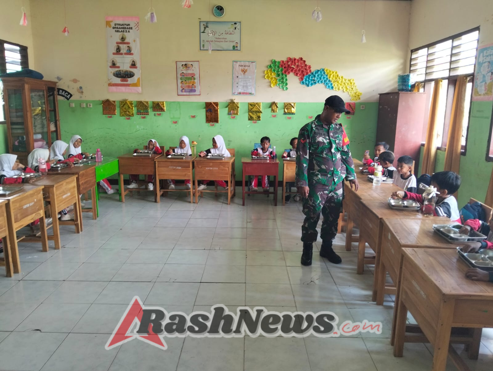 Sinergi Babinsa dan Sekolah Sukseskan Program Makan Sehat Bergizi di Jereweh