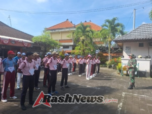 Anggota Kodim 1623/Karangasem latihkan Peraturan Baris Berbaris kepada calon OSIS SMA PGRI 1 Amlapura