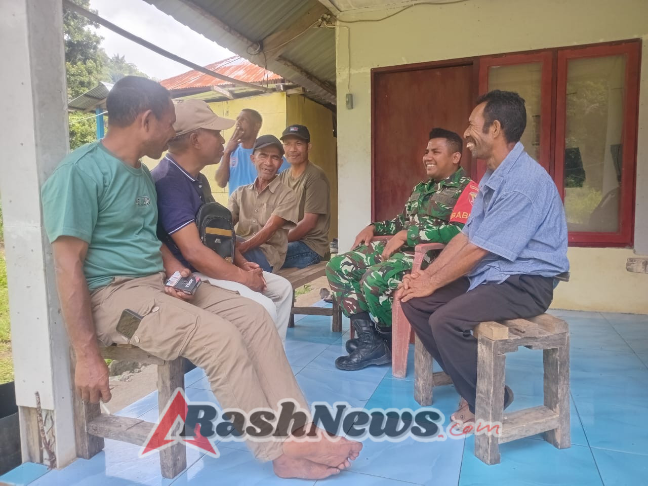 Babinsa 1602-02/Wolowaru Hadir di Tengah Masyarakat, Perkuat Rasa Aman dan Kebersamaan