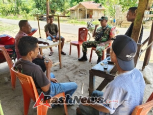 Patroli Sambil Silaturahmi, Babinsa dan Warga Jaga Kondusivitas di Kota Baru