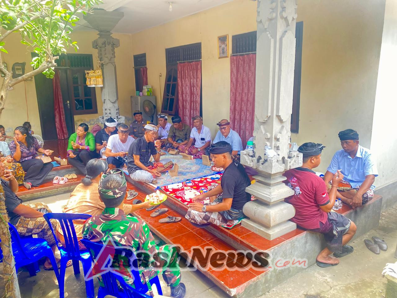 Hadir Ditengah Duka Warga Binaan, Babinsa Pesinggahan Gelar Melayat