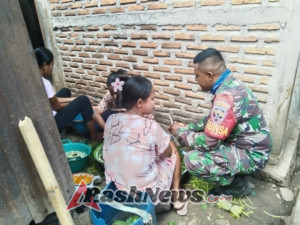 Babinsa Koramil 1624-01/Larantuka Jalin Komunikasi dengan Warga Sinarhadigala untuk Ciptakan Lingkungan yang Harmonis