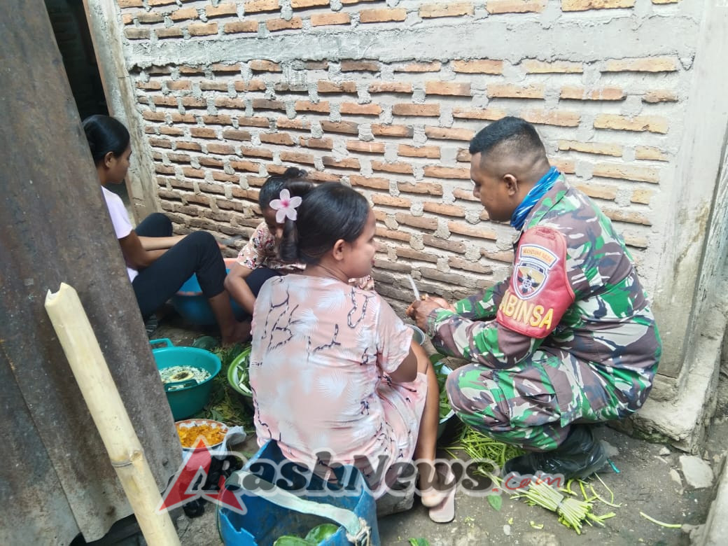Babinsa Koramil 1624-01/Larantuka Jalin Komunikasi dengan Warga Sinarhadigala untuk Ciptakan Lingkungan yang Harmonis