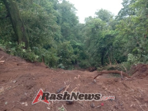 Wujud Kepedulian TNI, Babinsa Wanagiri Bersama Warga Amankan Jalur Longsor di Wilayah Binaan
