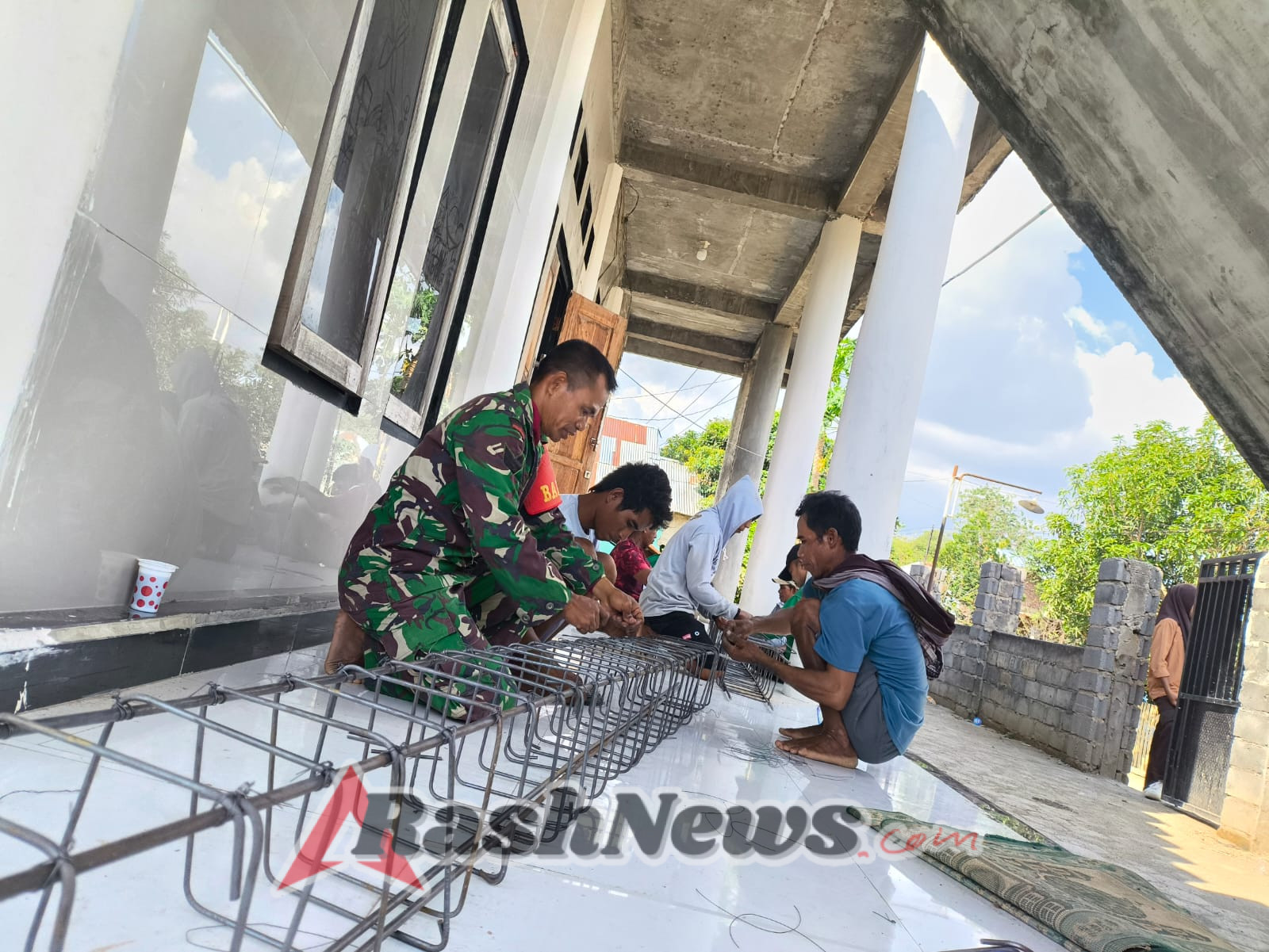 Kebersamaan TNI dan Warga Desa Risa Terwujud dalam Pembangunan Masjid Al-Ikhwan
