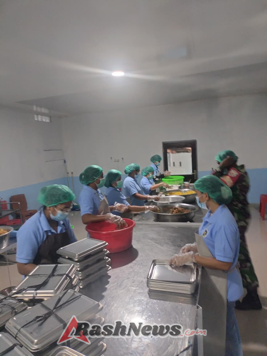 Program Makan Bergizi Gratis Disambut Antusias, Babinsa Pantai Baru Turun Langsung Dampingi Kegiatan