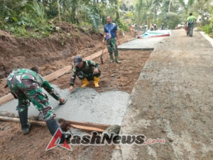 Prajurit dan Warga Bersatu Bangun Jalan Penghubung Desa