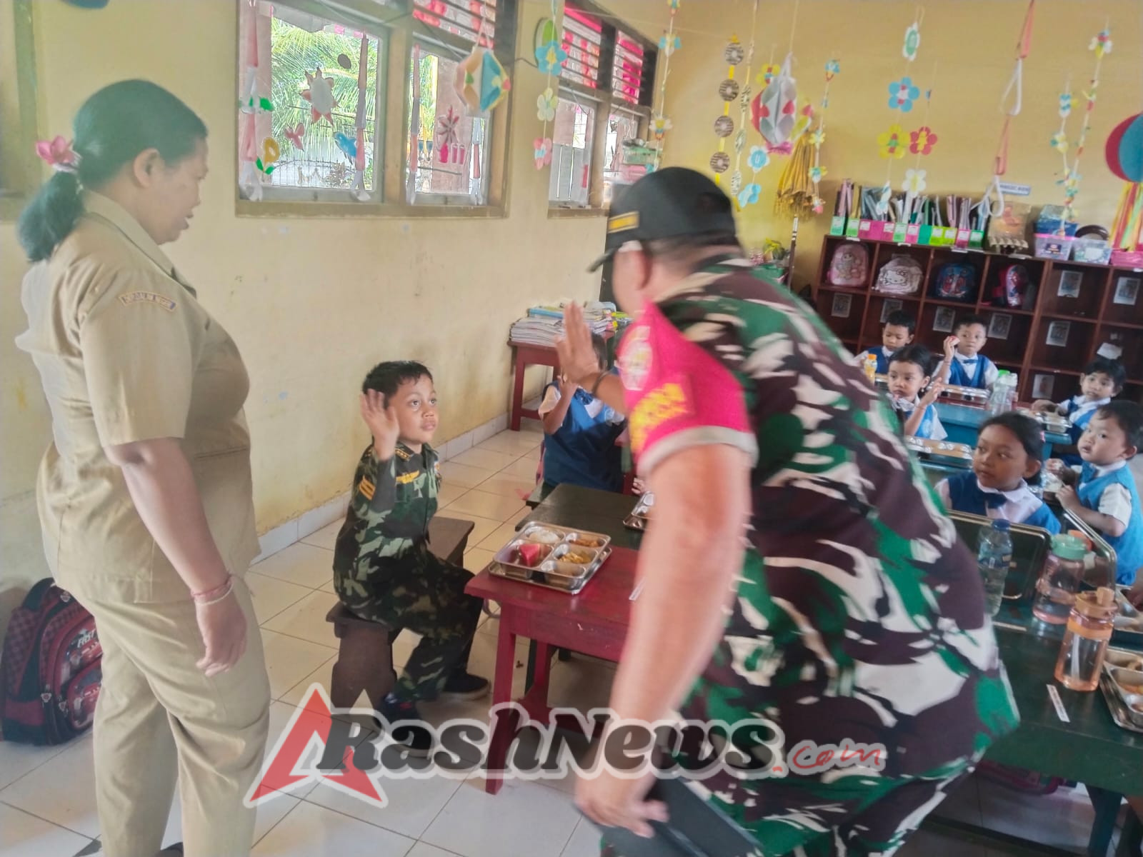 Turun Langsung Babinsa Semarapura Kaja Bersama Kaling Tengah pantau Distribusi MBG