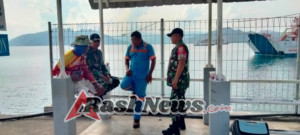 Babinsa Desa Kokarlian Hadir Wujudkan Keamanan dan Ketertiban di Pelabuhan Penyeberangan Poto Tano