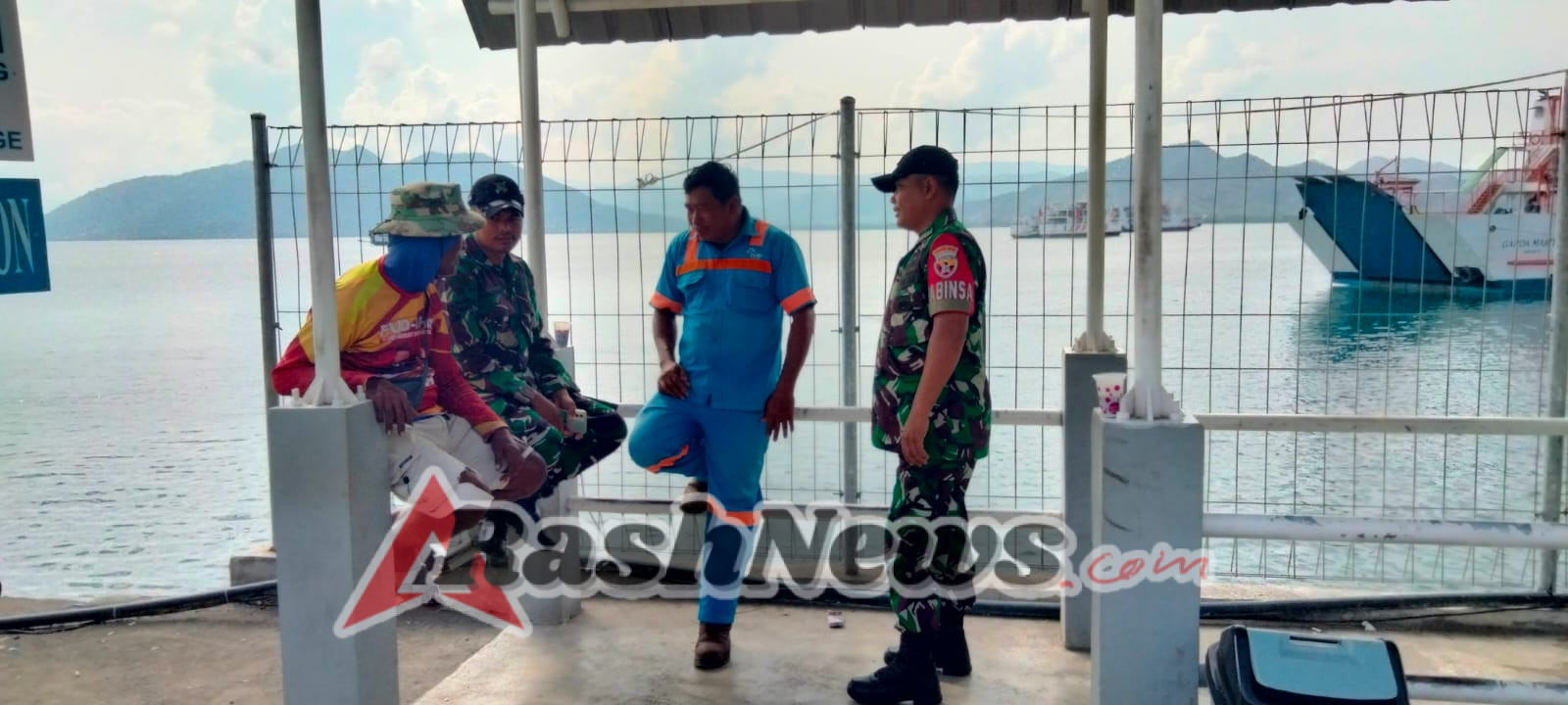 Babinsa Desa Kokarlian Hadir Wujudkan Keamanan dan Ketertiban di Pelabuhan Penyeberangan Poto Tano
