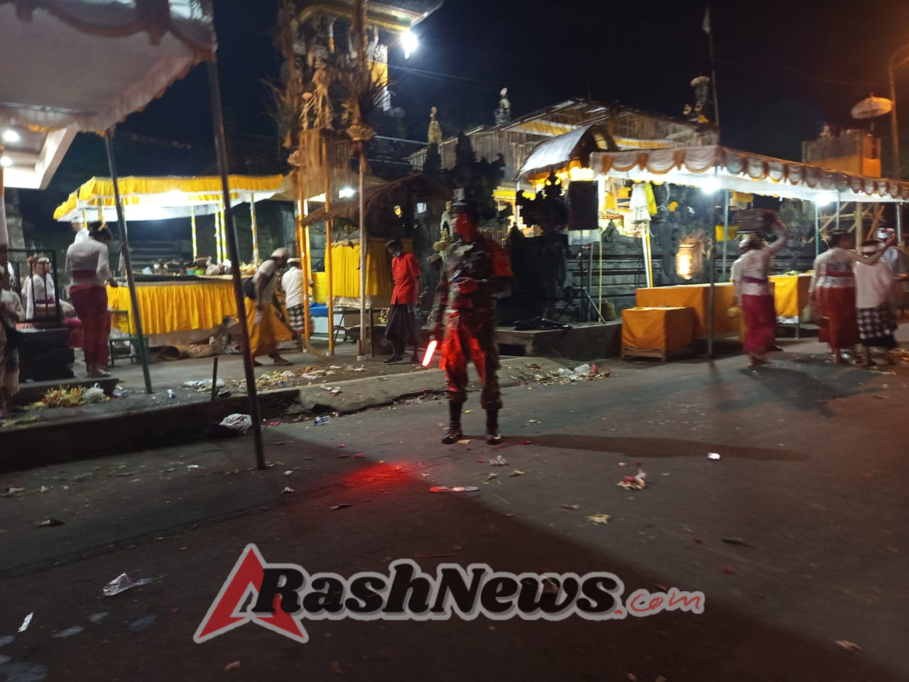 Wujud Kemanunggalan, Babinsa Tegallalang Hadir di Tengah Umat Saat Piodalan