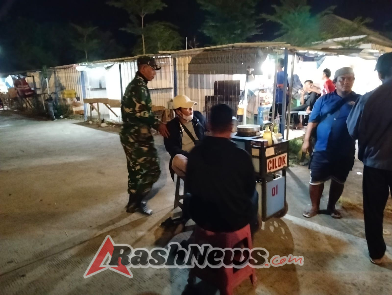 ‎Babinsa Perigi Laksanakan Patroli Malam di Pelabuhan Kayangan Jaga Kamtibmas dan Kebersihan Lingkungan