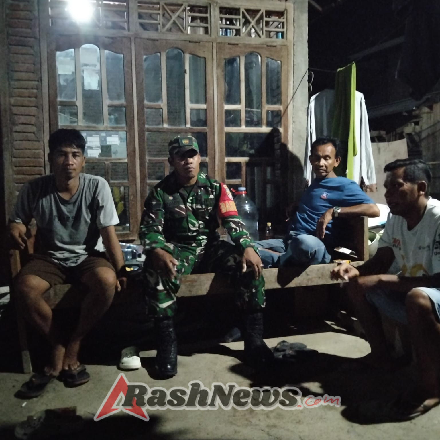 Patroli Malam Koramil Lape-Lopok Perkuat Rasa Aman dan Kebersamaan dengan Warga