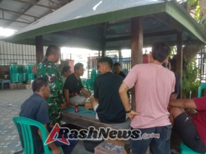 Tingkatkan Kemanunggalan TNI-Rakyat, Babinsa Tapir Gelar Komsos di Desa