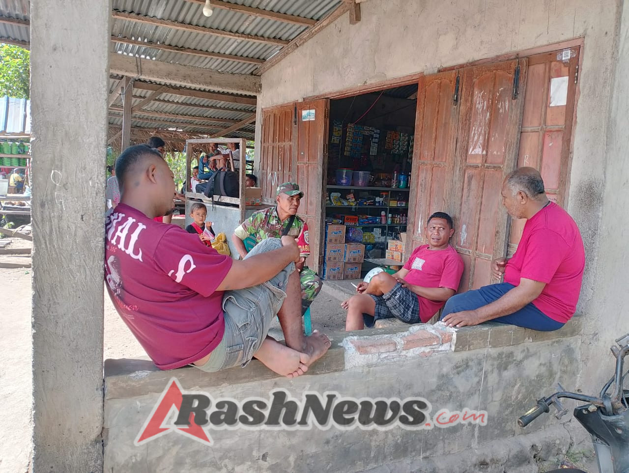 Wujudkan Keamanan Wilayah, Babinsa Maurole Aktif di Tengah Masyarakat Loboniki