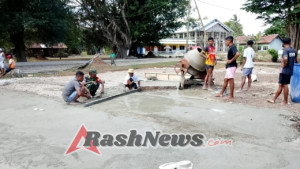 Babinsa Koramil 1618-04/Bisel Bersama Masyarakat dan OMK Gotong Royong Bangun Lapangan Voli di Desa Unini