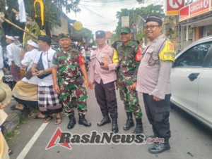 Tertib dan Aman, Babinsa Ubud Dampingi Warga dalam Kegiatan Upacara Adat
