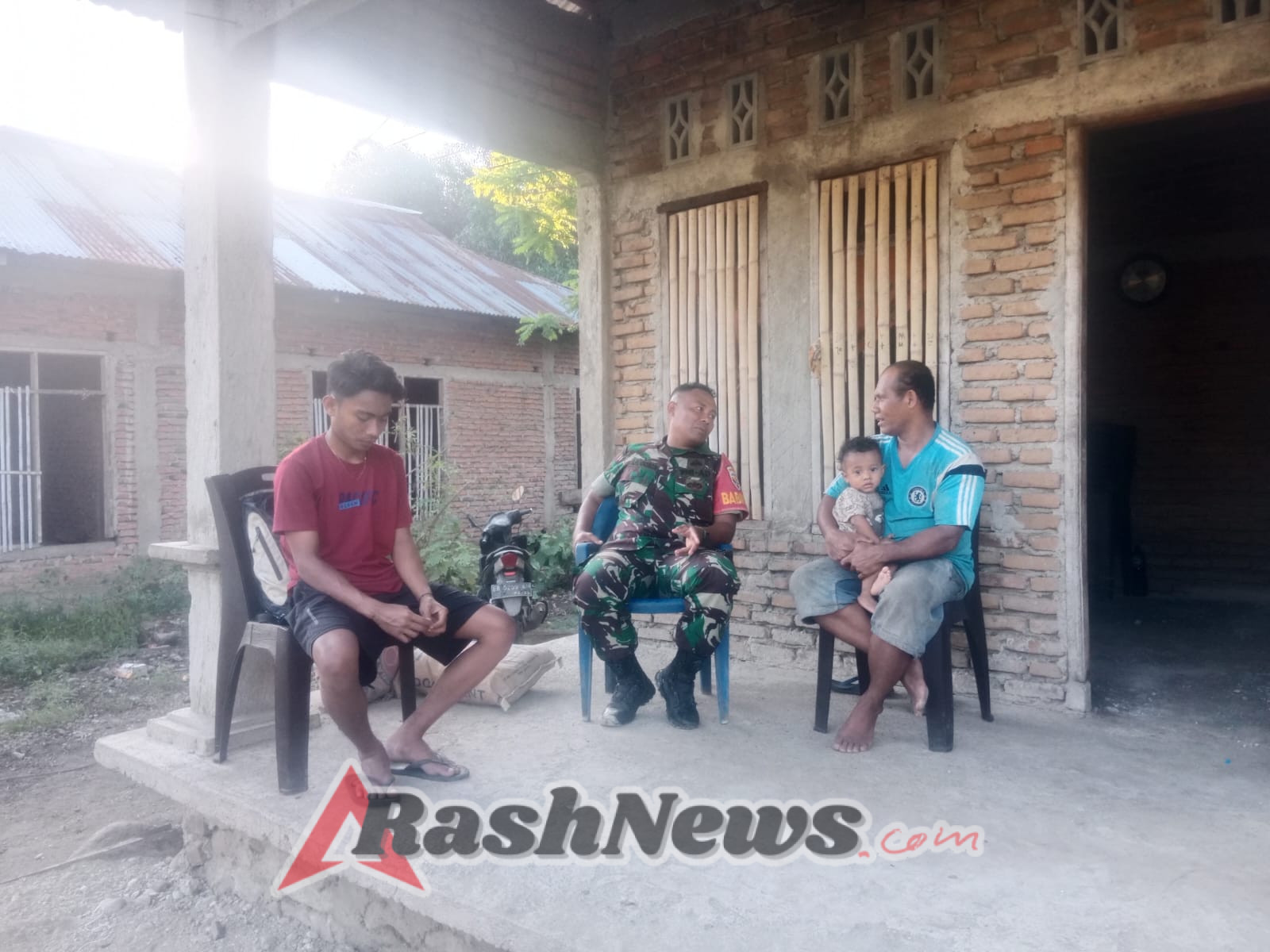 Babinsa Ende Pantau Keamanan Wilayah dan Sosialisasikan Kesadaran Kamtibmas