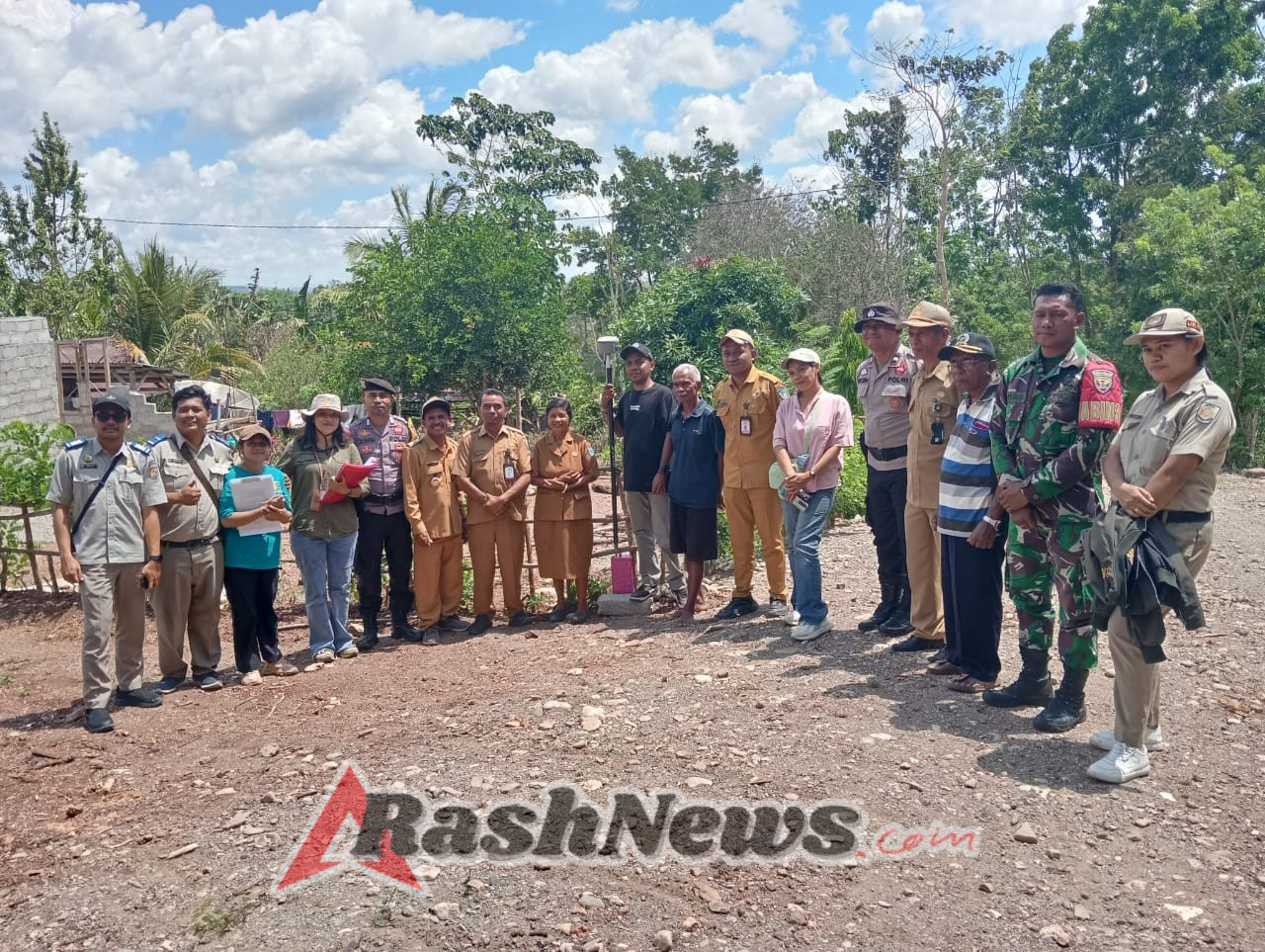 Babinsa Kopda Robi Naisau Hadiri Kegiatan Pengukuran Tanah Di Desa Fatoin Bersama BPN TTU