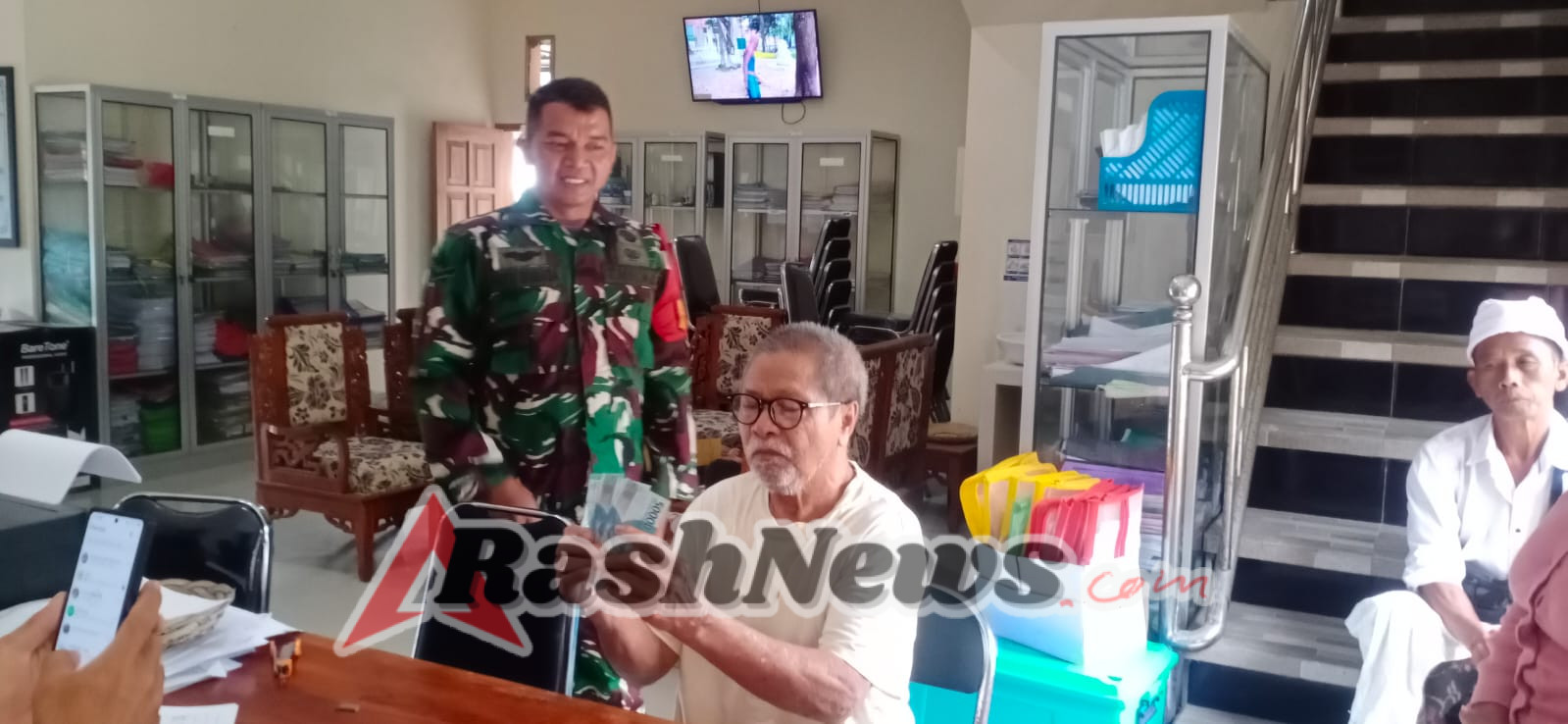 Babinsa Madenan Pastikan Bantuan Sampai pada Yang Berhak dan yg membutuhkan
