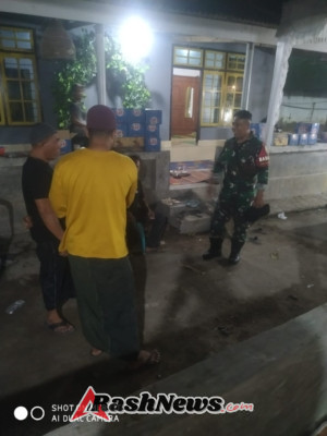 ‎Babinsa Paokmotong Gelar Patroli Malam dan Kongkow Bersama Warga Jaga Kamtibmas